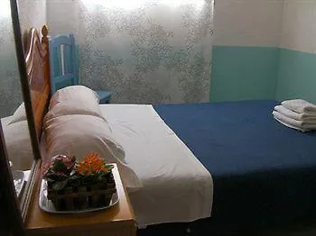 洛拉夫人膳食公寓 2* 托雷莫利诺斯